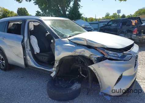 2020 Toyota Highlander Xle z USA, uszkodzony, nr VIN 5TDGZRBHXLS521837